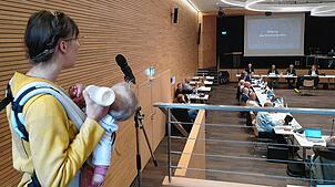 Celia Jakob (mit Baby) hielt zu Beginn der Sitzung in der Bürgerfragestunde ein Statement gegen eine Bebauung des Landschaftsparks Sankt ...