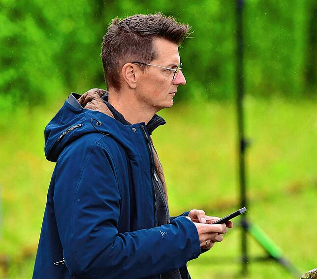 Kaum Erkenntnisse: Trainer Mario Rombach vom FC Emmendingen kam erst nach der Pause zum Spiel in Waldshut und sah nur ...