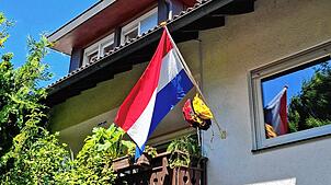 Die niederländische Flagge und ein Schulranzen hängen am Balkon dieses Hauses in Bad Säckingen. Was soll das bedeuten?