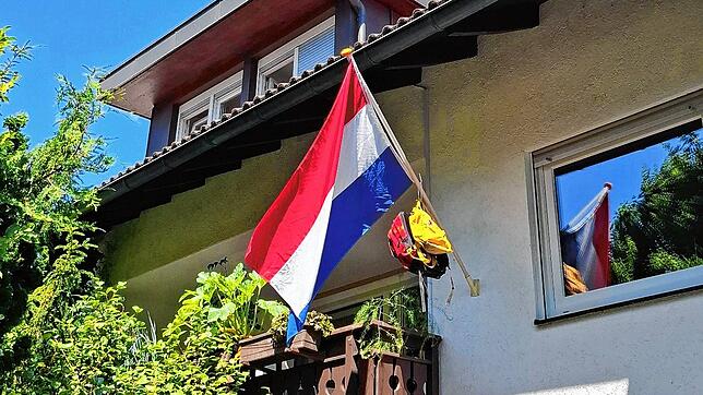 Die niederländische Flagge und ein Schulranzen hängen am Balkon dieses Hauses in Bad Säckingen. Was soll das bedeuten?