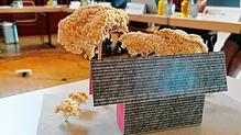 Ein Modell des künftigen Toilettenhäuschens, dessen Dach und Wände aus Holzschindeln bestehen, hat der Architekt Thomas Hirthe im ...