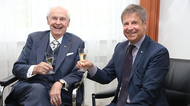 Im vergangenen Jahr wurde Jubilar Dietrich H. Boesken von IHK-Präsident Thomas Conrady für 70-jähriges berufliches Engagement ...