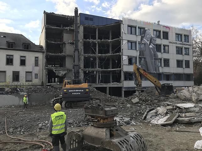 Bild 3: Chronologie eines Abrisses: Wir haben den Rückbau des Vincentius-Krankenhauses in Bildern und Videos begleitet