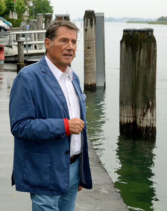 Der österreichische Sänger und Komponist Udo Jürgens in Gottlieben (Schweiz) am Rheinufer.