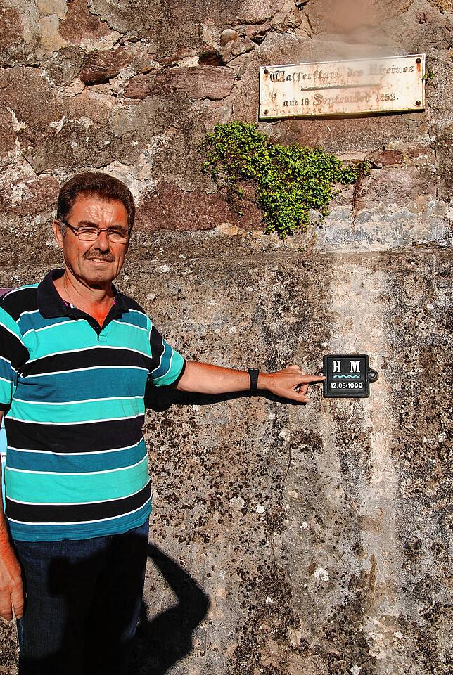 Hochwassermarke: Jürgen Huber, Abteilungsleiter Tiefbau, weist auf das Schild an der Wand des Rheinuferweges hin, das an das Hochwasser ...