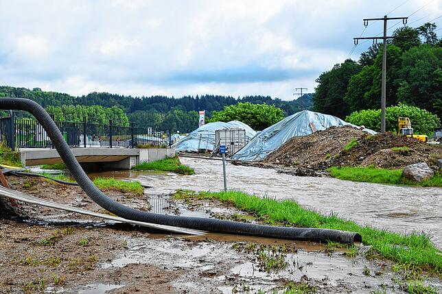 Bild 17: Land unter, Straße unter: Bilder von der überfluteten Brücken-Baustelle auf der L194 beim Freibad
