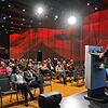 Oberbürgermeister Uli Burchardt gibt im Bodenseeforum beim Dialog mit Bürgern so etwas wie eine Erklärung zur Lage der Stadt ab.