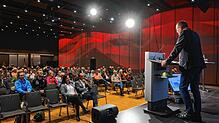 Oberbürgermeister Uli Burchardt gibt im Bodenseeforum beim Dialog mit Bürgern so etwas wie eine Erklärung zur Lage der Stadt ab.