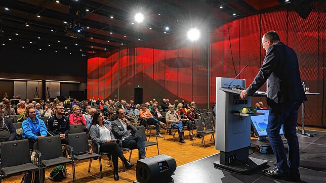 Oberbürgermeister Uli Burchardt gibt im Bodenseeforum beim Dialog mit Bürgern so etwas wie eine Erklärung zur Lage der Stadt ab.