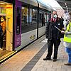 Björn Oeschger, Leiter Zugpersonal und Kundendienst, und SBB-Streckenmanagerin Alexandra Bernauer, steigen in Singen in den weißen ...