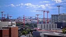Baukräne ragen in den Himmel über Berlin. Nicht nur in der Hauptstadt wird viel gebaut &ndash; und dabei reichen die Anstrengungen noch ...
