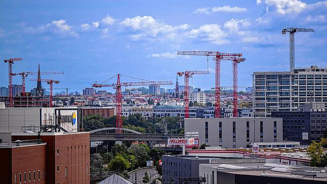 Baukräne ragen in den Himmel über Berlin. Nicht nur in der Hauptstadt wird viel gebaut &ndash; und dabei reichen die Anstrengungen noch ...