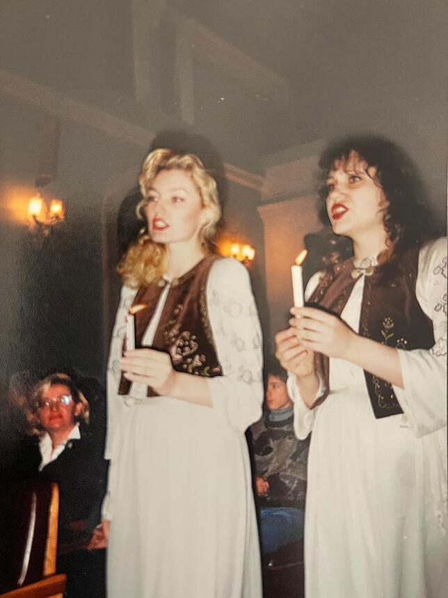 Olesia Kravchenko (links) bei ihrer Leidenschaft, dem Singen, hier beim Oreya-Chor in Schytomyr.