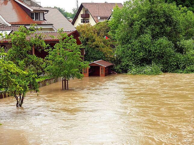 01. Juni 2024: Von der historischen Holzbrücke in Eriskirch sieht man ein Gartenhäuschen im Schussen-Hochwasser untergehen. Zu diesem ...