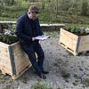 Till Kohler zeigt, wie eines der Hochbeete, die für öffentliche Plätze in Villingen-Schwenningen gedacht sind, aussieht.
