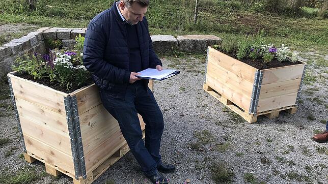 Till Kohler zeigt, wie eines der Hochbeete, die für öffentliche Plätze in Villingen-Schwenningen gedacht sind, aussieht.