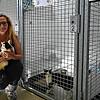 Julia Bierbach vor einer behelfsmäßigen Quarantänestation im Tierheim. Die Tiere können hier nicht richtig voneinander getrennt werden.