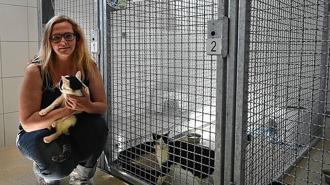 Julia Bierbach vor einer behelfsmäßigen Quarantänestation im Tierheim. Die Tiere können hier nicht richtig voneinander getrennt werden.