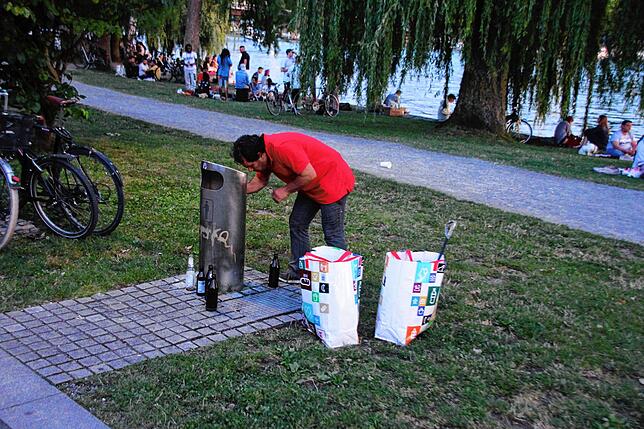 Flaschensammler sind ständig im Park anzutreffen.