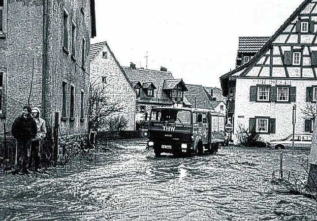 Anstrengende Tage für die THW-Retter: 1990 steht Hüfingen unter Wasser.