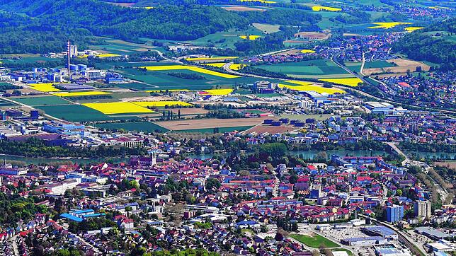 Auf dem Sissler Feld sollen 15.000 Arbeitsplätze entstehen. Das künftige Gewerbegebiet liegt zwischen Novartis, Syngenta und DSM, dort ...