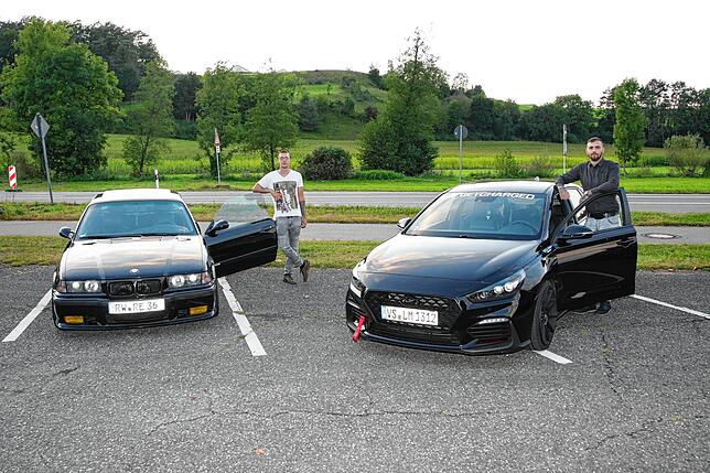 Organisator Lukas Hug (rechts) und Rainer Löther zeigen gerne ihre aufgepäppelten Autos.
