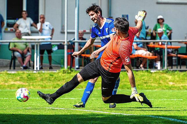 Die Entscheidung: Christoph Baschnagel (links) erzielt hier den entscheidenden Treffer zum 2:1 für den FC Weizen beim SV Rheintal.