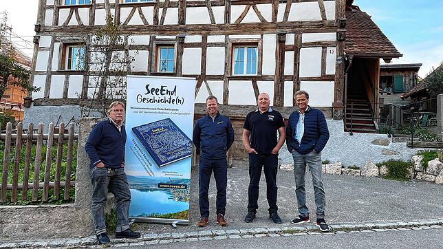 Victor Lindenmayer, Jürgen Beirer, Andreas Eppler und Daniel Trisner (von links), die Macher der See-End-Geschichten, vor historischem ...