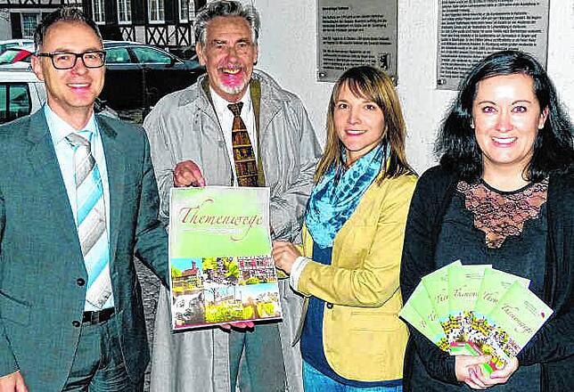 Den Erich-Kaiser-Weg in Bermatingen eröffneten im Februar 2016 (von links) Bürgermeister Martin Rupp, Hermann Zitzlsperger, Maria Wagner ...