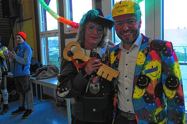 Bild 7: Schlossbühler Füchse, Untersigginger Füchse und Hebsack-Geister stürmen das Deggenhausertaler Rathaus