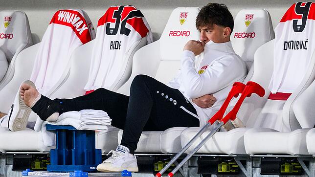 Der Stuttgarter Angelo Stiller musste im Spiel gegen Augsburg verletzt ausgewechselt werden.