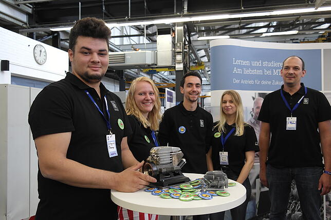 100 Jahre Ausbildung bei MTU: Ertugrul Örenay (links) zeigt einen Mini-Motor, in dem alles steckt, was ein Industriemechaniker im ersten ...