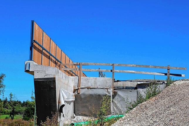 Wie ein gestrandes Schiff: die Bahnbrücke von unten.