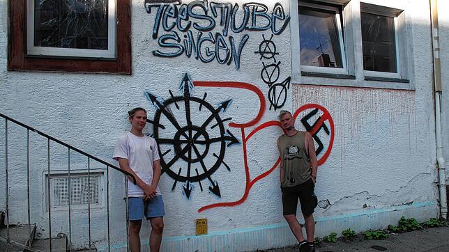 Henry Huber und Michael Funke (von links) vom Teestubenteam vor dem selbstverwalteten Jugendtreff in der Singener Hauptstraße. Das Haus ...