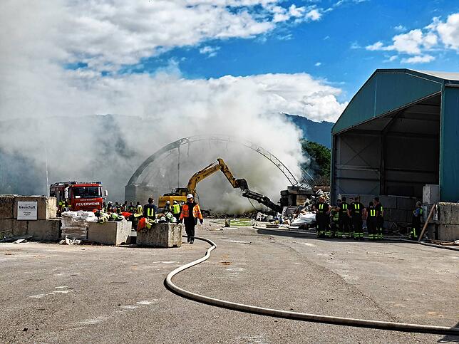 Brand auf der Kreismülldeponie Lachengraben.