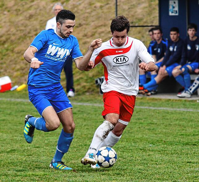 Zwei alte Hasen als Jungspunde: Im Frühjahr 2012 spielte Alfredo Di Feo (links) mit dem FC Erzingen das Klettgau-Derby gegen den FC ...