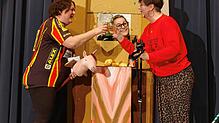 Kein Lachmuskel blieb beim Narrenspiegel der außergewöhnlichen Art verschont (von links): Andrea Weiß, Stephanie Stauß und Corinna ...