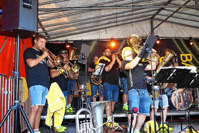 Bild 35: Feierlaune mit der Gretle-Band beim Dettinger Dorffest - hier gibt’s die schönsten Bilder