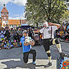 Perfektes Festival-Wetter sorgt für einen erfolgreichen 16. Straßenmusiksonntag. Der Clown Circo Solito unterhält die Zuschauer vor der ...