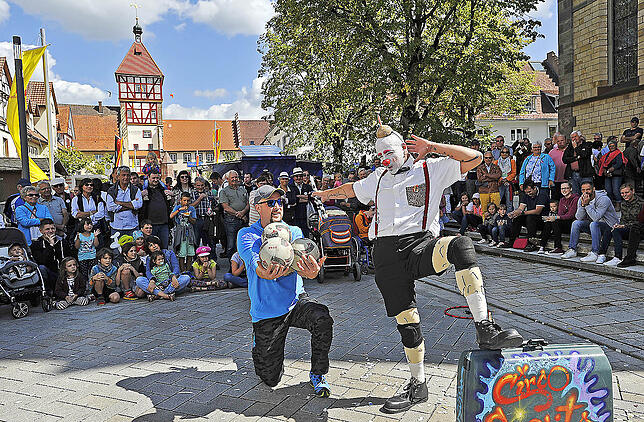 Perfektes Festival-Wetter sorgt für einen erfolgreichen 16. Straßenmusiksonntag. Der Clown Circo Solito unterhält die Zuschauer vor der ...