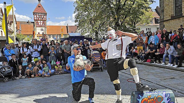 Perfektes Festival-Wetter sorgt für einen erfolgreichen 16. Straßenmusiksonntag. Der Clown Circo Solito unterhält die Zuschauer vor der ...