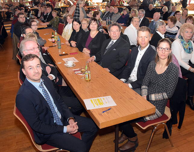 Bürgermeister Sebastian Stiegeler (im Vordergrund links) mit den Ehrengästen des Neujahrsempfanges. Dritter von rechts: Edwin Röhrauer.