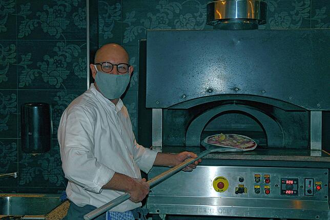 Pizza schmeckt immer – ab Montag wieder ausschließlich „to go“: Chaabane Mondher steht am Pizzaofen des Ristorante ...