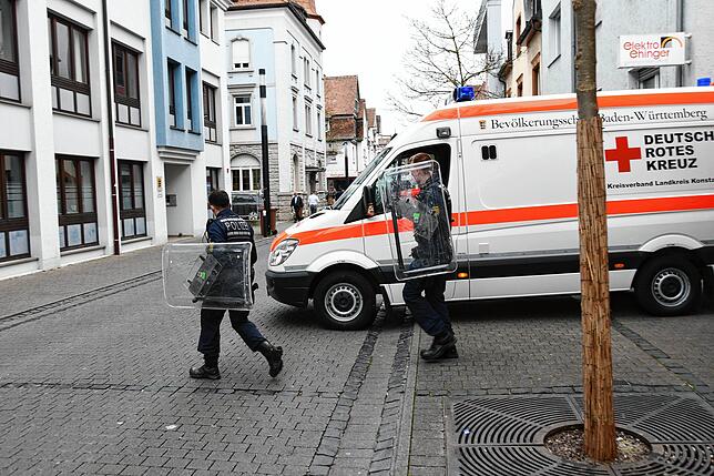 Polizisten mit Schutzschilden sind in ein Haus gegangen – hier zwei der Beamten nach dem Einsatz in dem Gebäude.