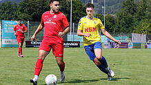Das Hinspiel gewann der TSV Konstanz (links im Bild Abdulrahman Mahbani), nun wollen sich Timo Senn (rechts) und die SpVgg F.A.L. ...