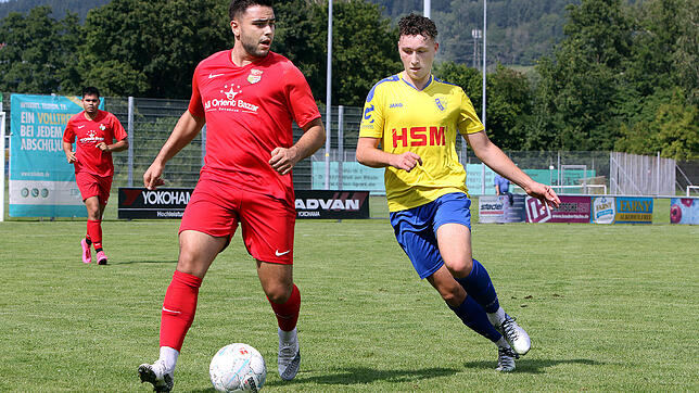 Das Hinspiel gewann der TSV Konstanz (links im Bild Abdulrahman Mahbani), nun wollen sich Timo Senn (rechts) und die SpVgg F.A.L. ...