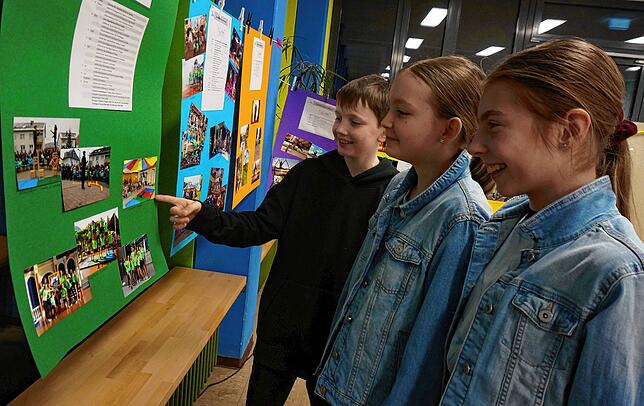 Max, Pia und Samantha schauen sich die Ausstellung „15 Jahre Zirkus Zebrasco“ an (von links).