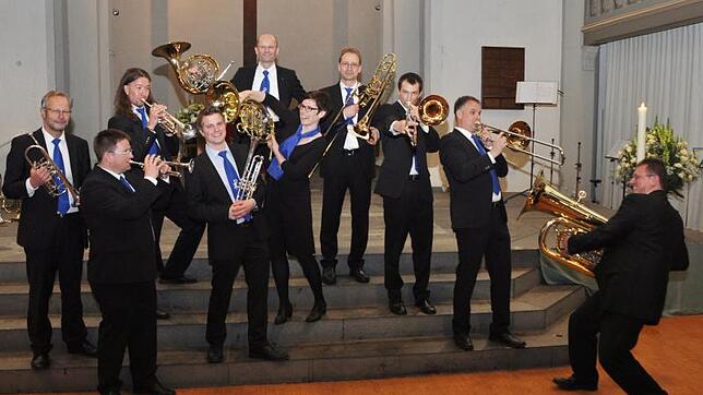 Die zehn Musiker spielen unter dem Motto "Querblechein" Kompositionen großer Meister aber auch moderne Arrangements zeitgenössischer ...