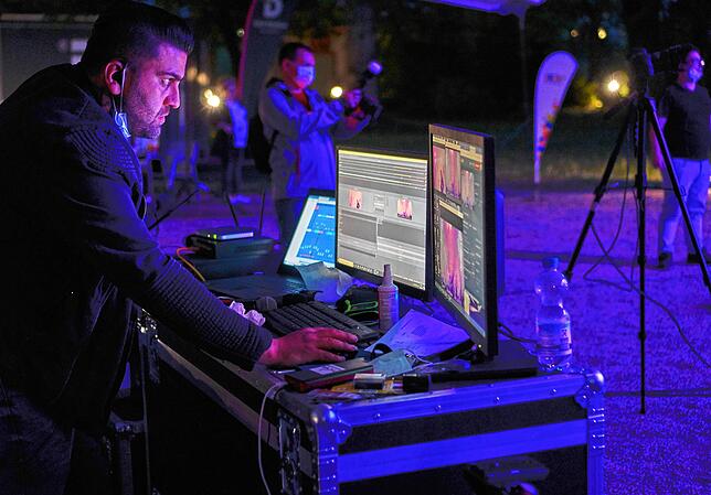 Stefano Campanella behält die Monitore beim Auftritt von Electrified Soul im Blick.
