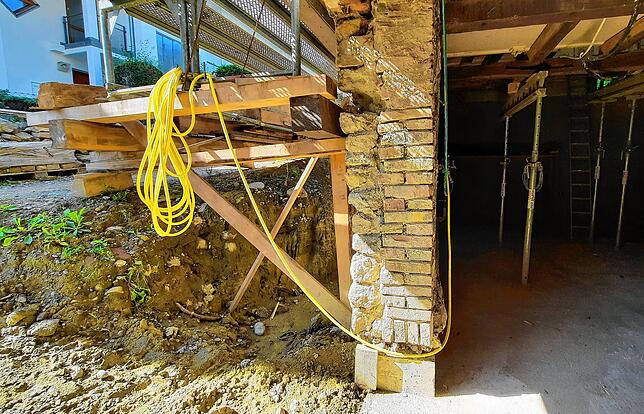 Unten an der Mauer ist zu sehen, wie das Fundament nachgerüstet wurde.